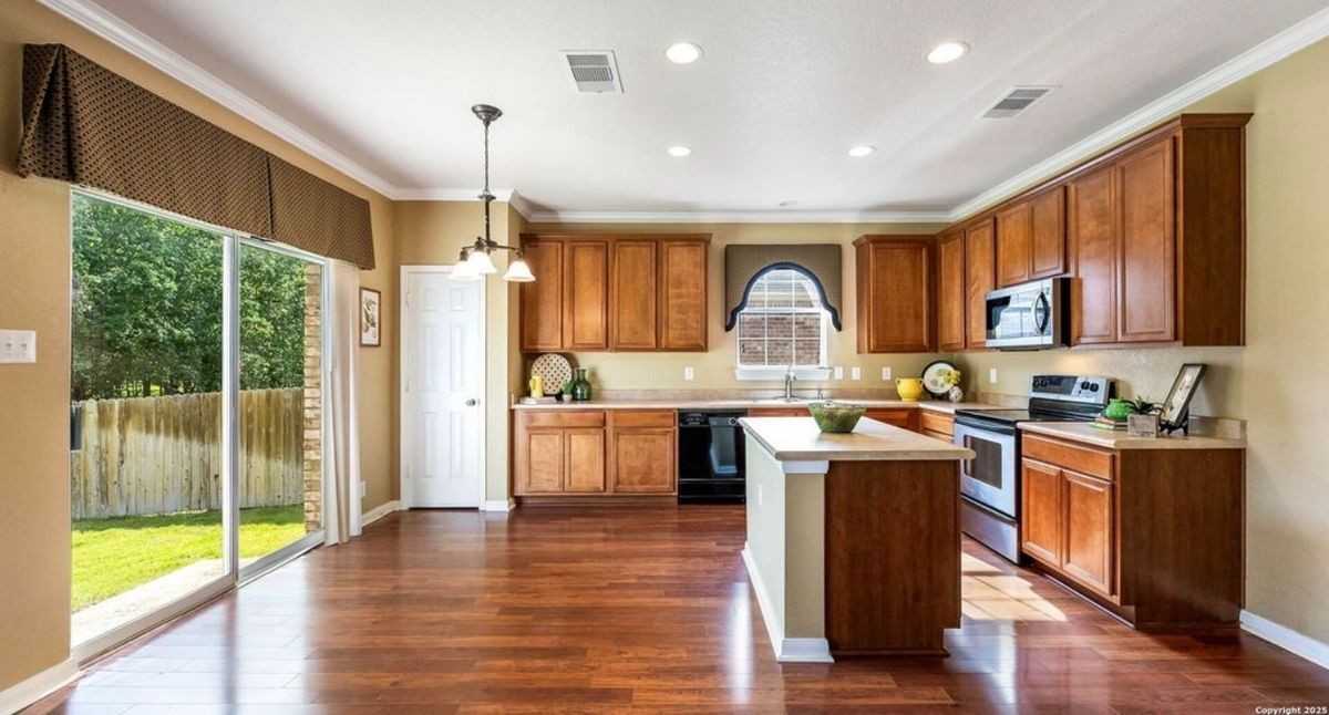 8023 Jalane Oaks - Photo 4 of 16