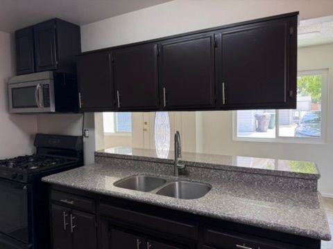 2545 Lime St - Photo 5 of 20