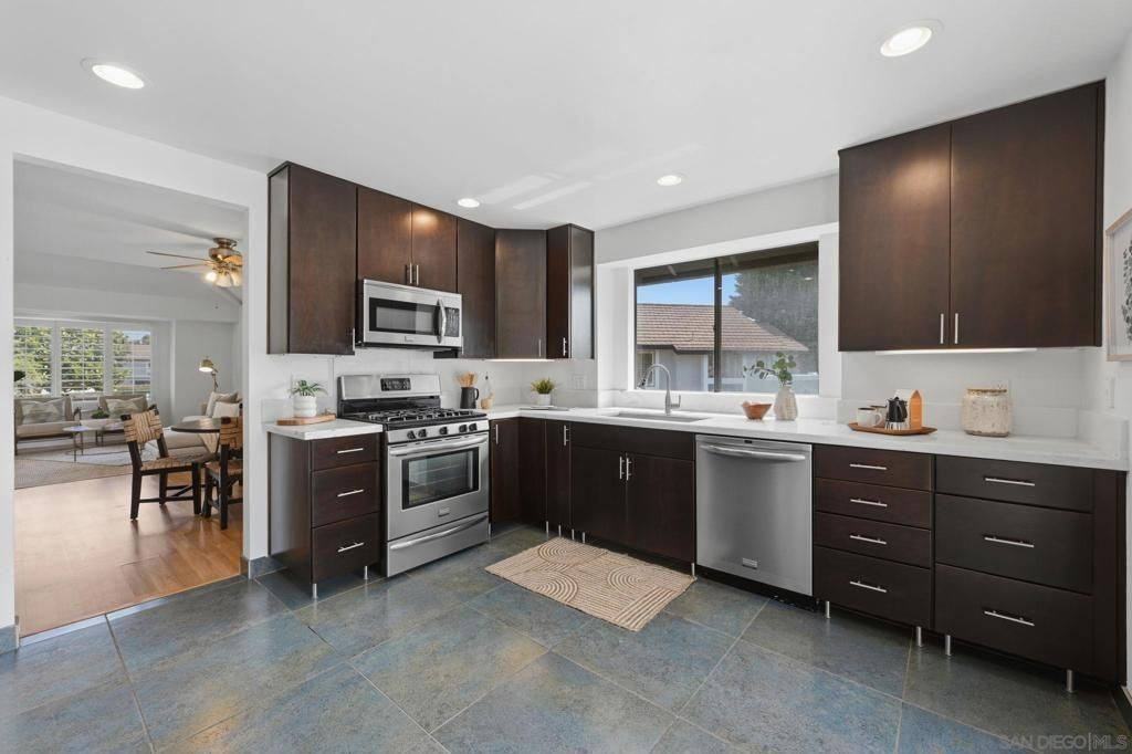 867 Hollyhock Ct - Photo 3 of 10