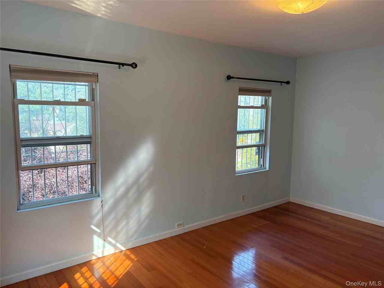 5115 Bowne St - Photo 2 of 13