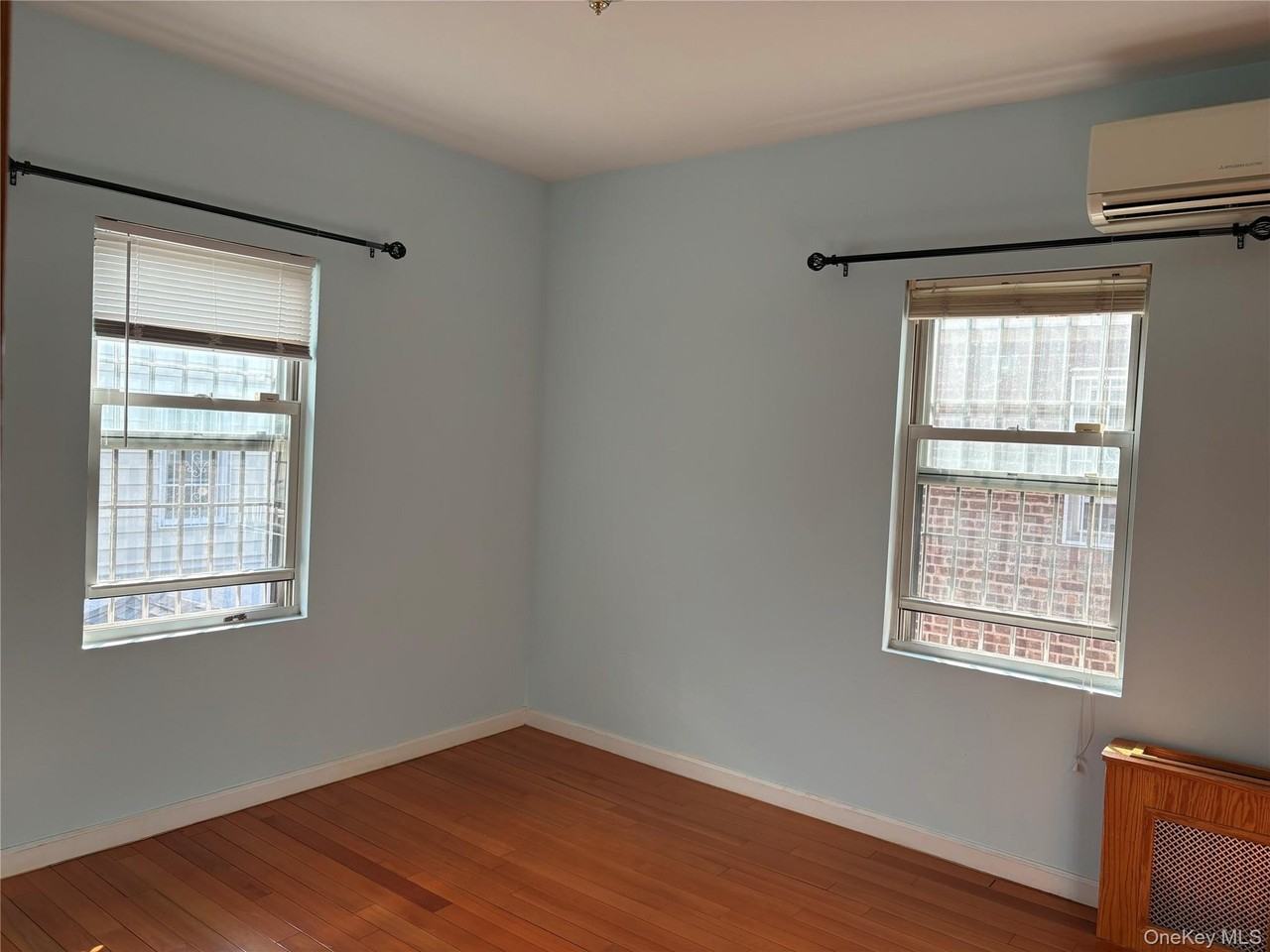 5115 Bowne St - Photo 3 of 13