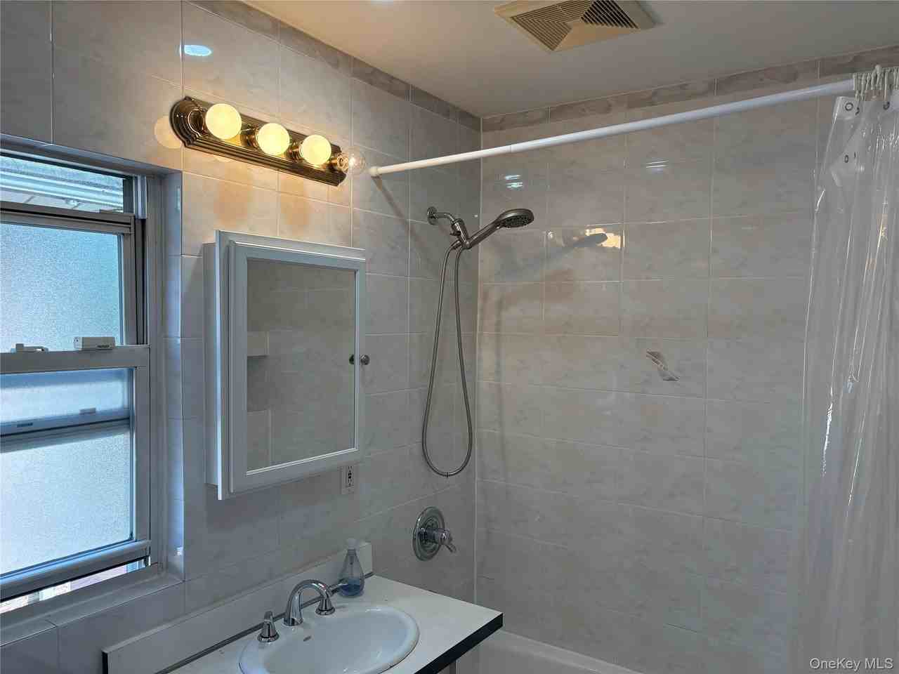 5115 Bowne St - Photo 4 of 13