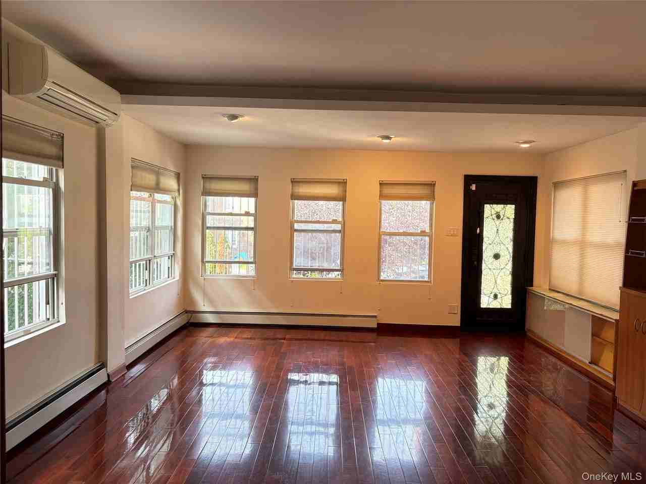 5115 Bowne St - Photo 5 of 13