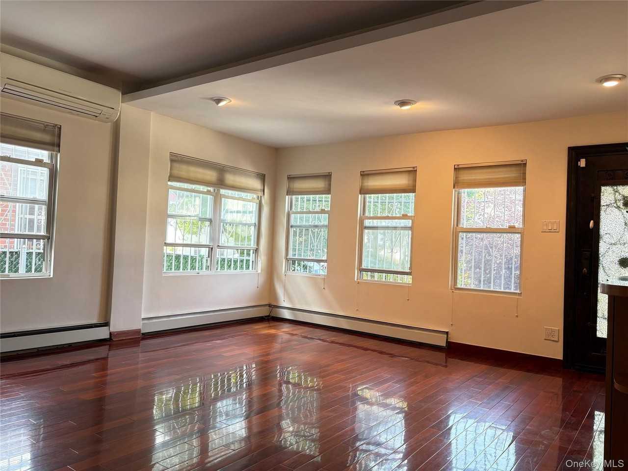 5115 Bowne St - Photo 6 of 13