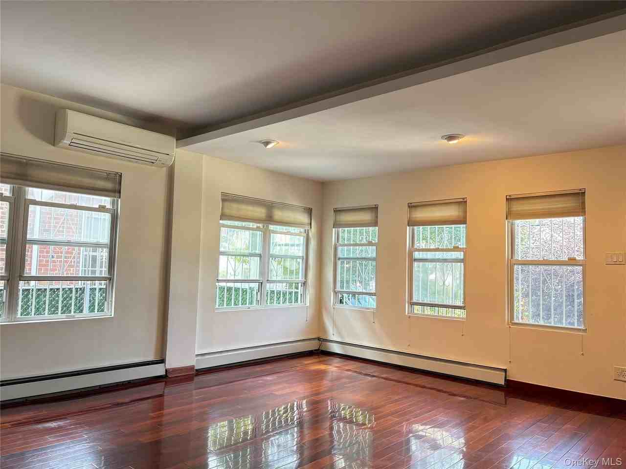 5115 Bowne St - Photo 7 of 13