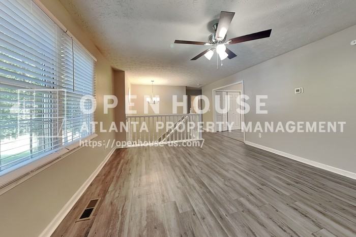 748 Dillon Dr - Photo 4 of 20