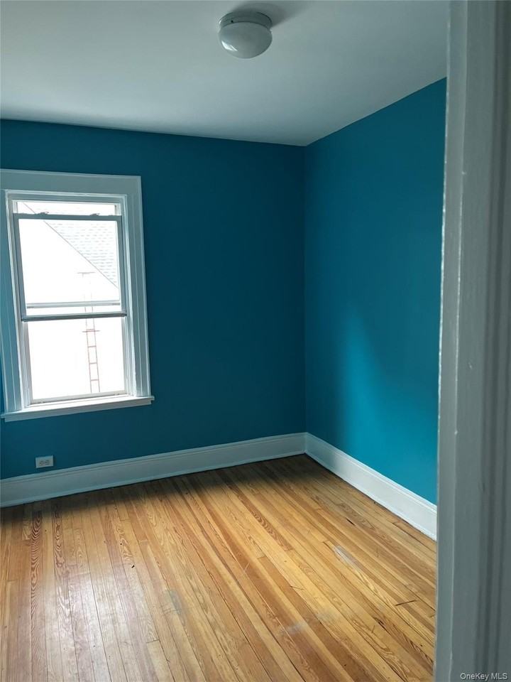 8904 182nd Pl #2ndFL - Photo 4 of 8
