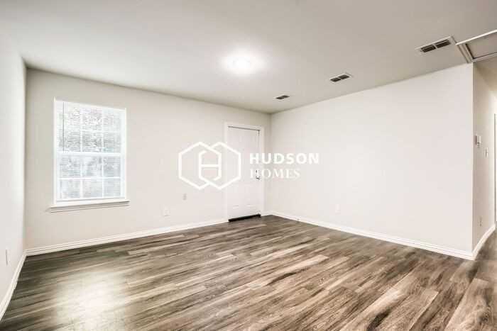 1015 Crosby St - Photo 3 of 14