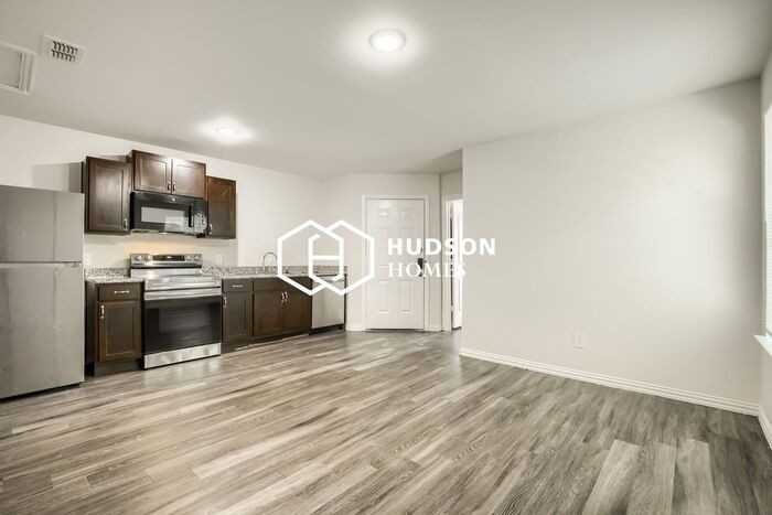 1015 Crosby St - Photo 4 of 14