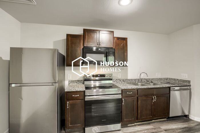 1015 Crosby St - Photo 5 of 14