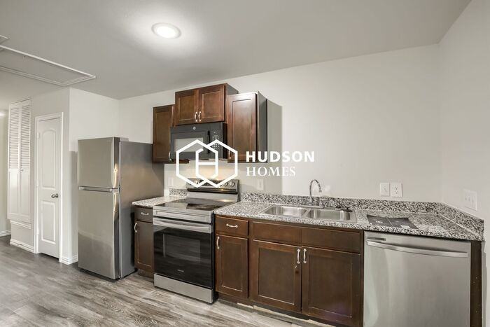 1015 Crosby St - Photo 6 of 14