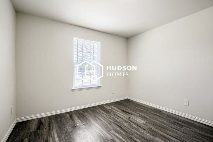 1015 Crosby St - Photo 7 of 14