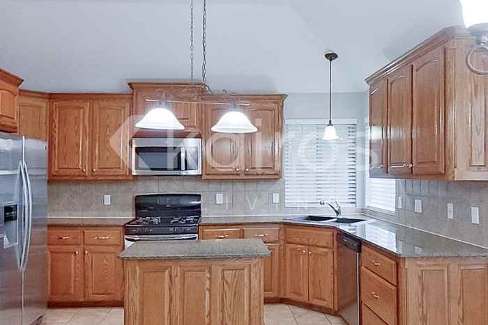 1421 Asher St - Photo 7 of 20