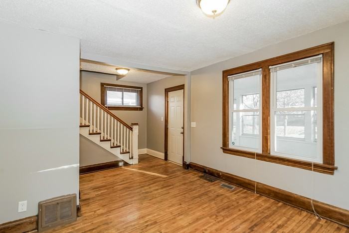 3827 Sheridan Ave N - Photo 3 of 15