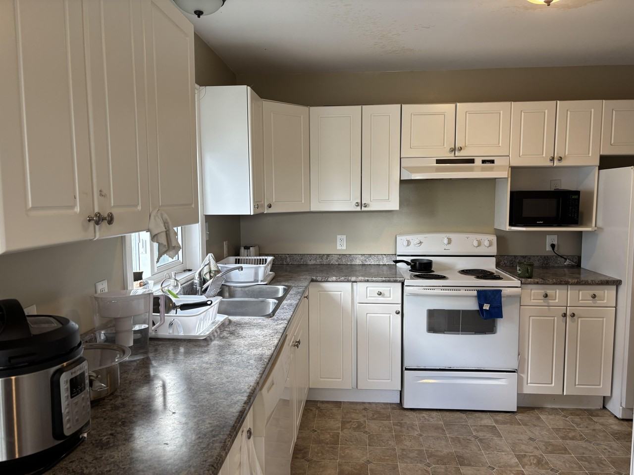 75 Pine St S - Photo 3 of 15