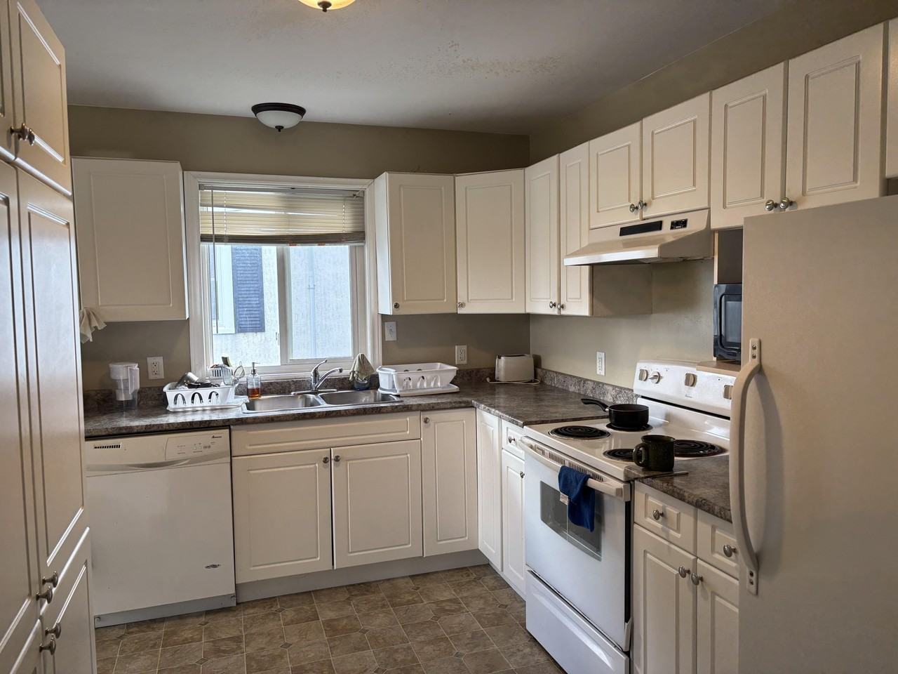 75 Pine St S - Photo 4 of 15