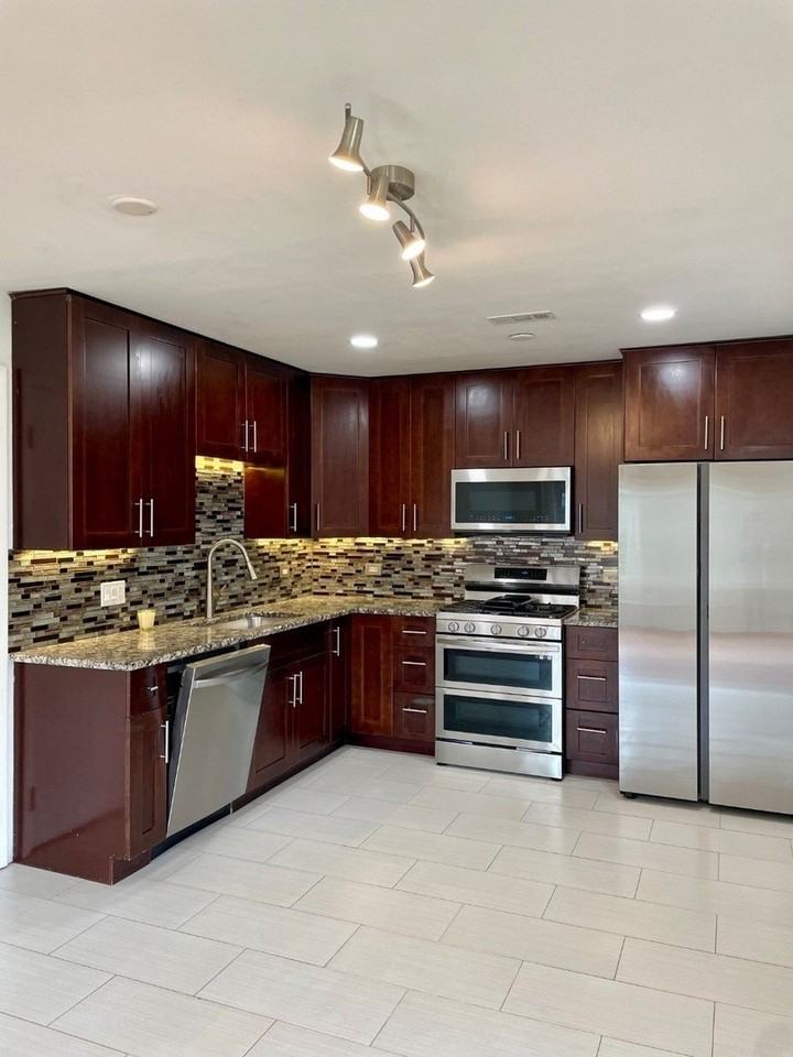 1405 Cove Dr #203A - Photo 3 of 16