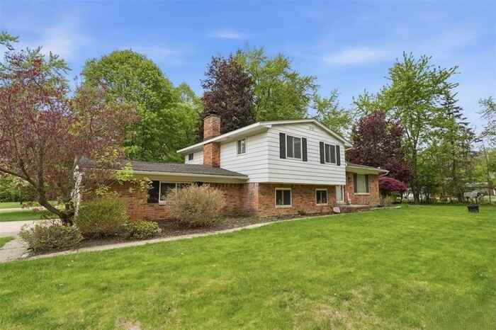 2478 Hiller Rd - Photo 2 of 24
