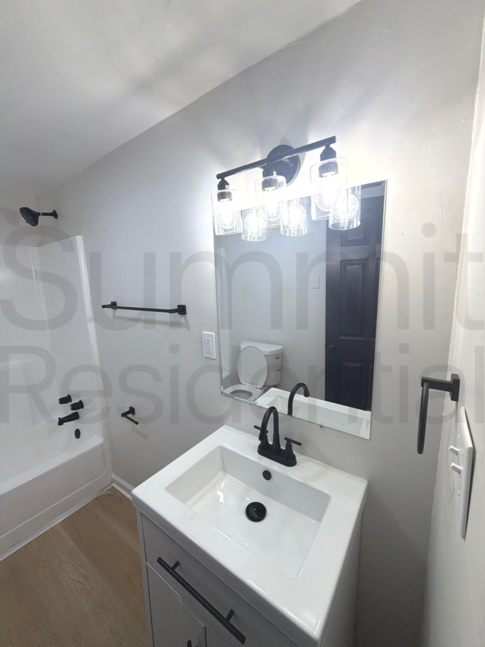 327 S Main St - Photo 4 of 5