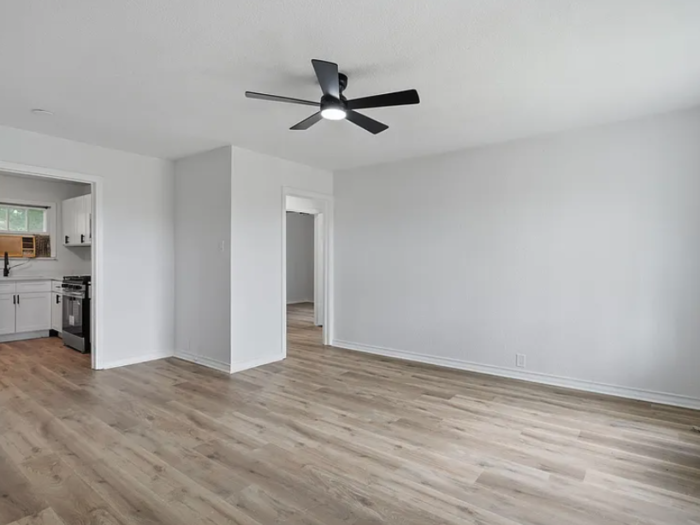 607 S Austin St - Photo 4 of 12