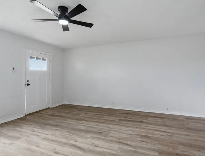 607 S Austin St - Photo 7 of 12