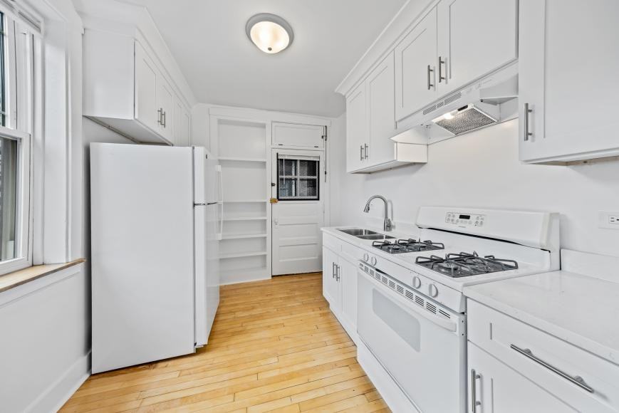 1923 W Estes Ave - Photo 2 of 10