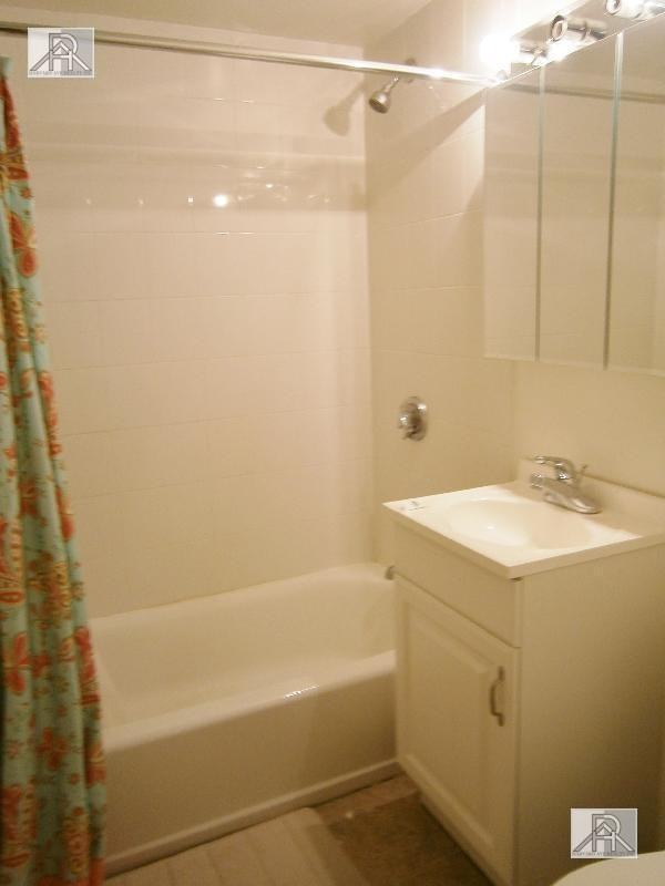 215 Kent St - Photo 2 of 5