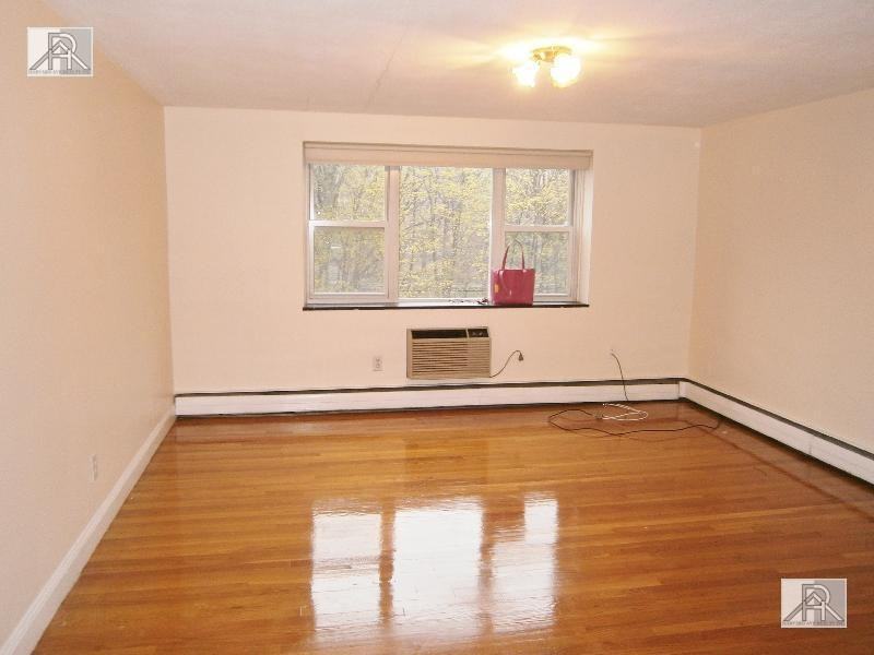 215 Kent St - Photo 3 of 5