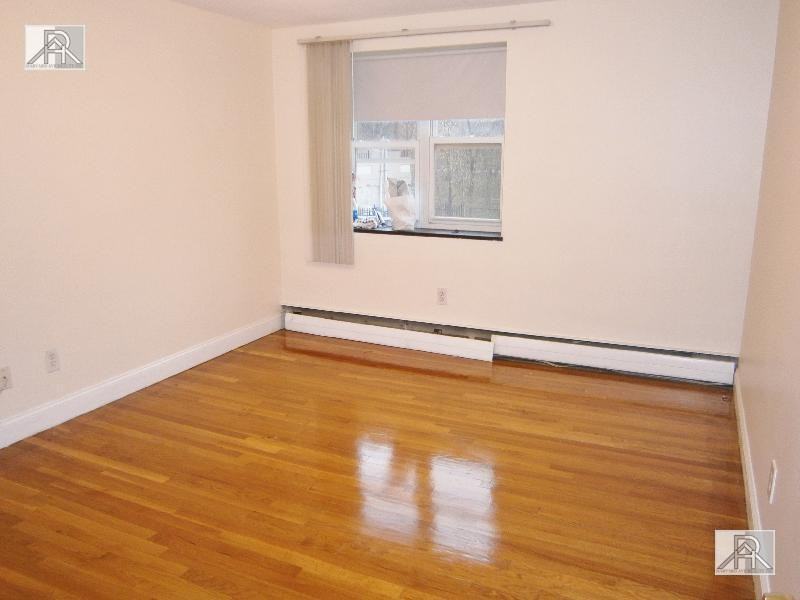 215 Kent St - Photo 4 of 5