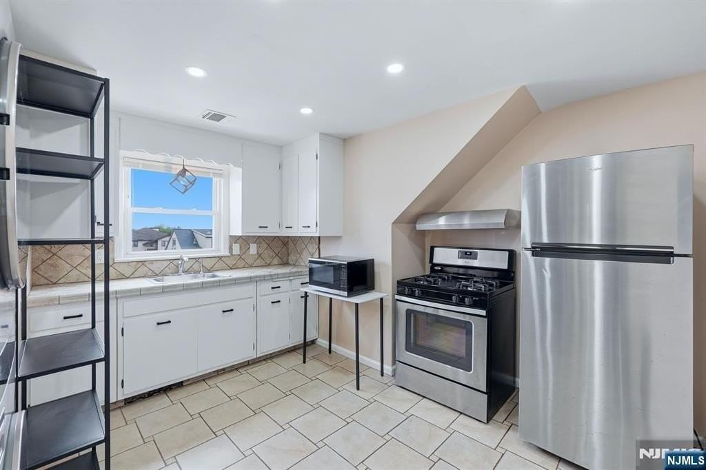 144 Kent St - Photo 2 of 13