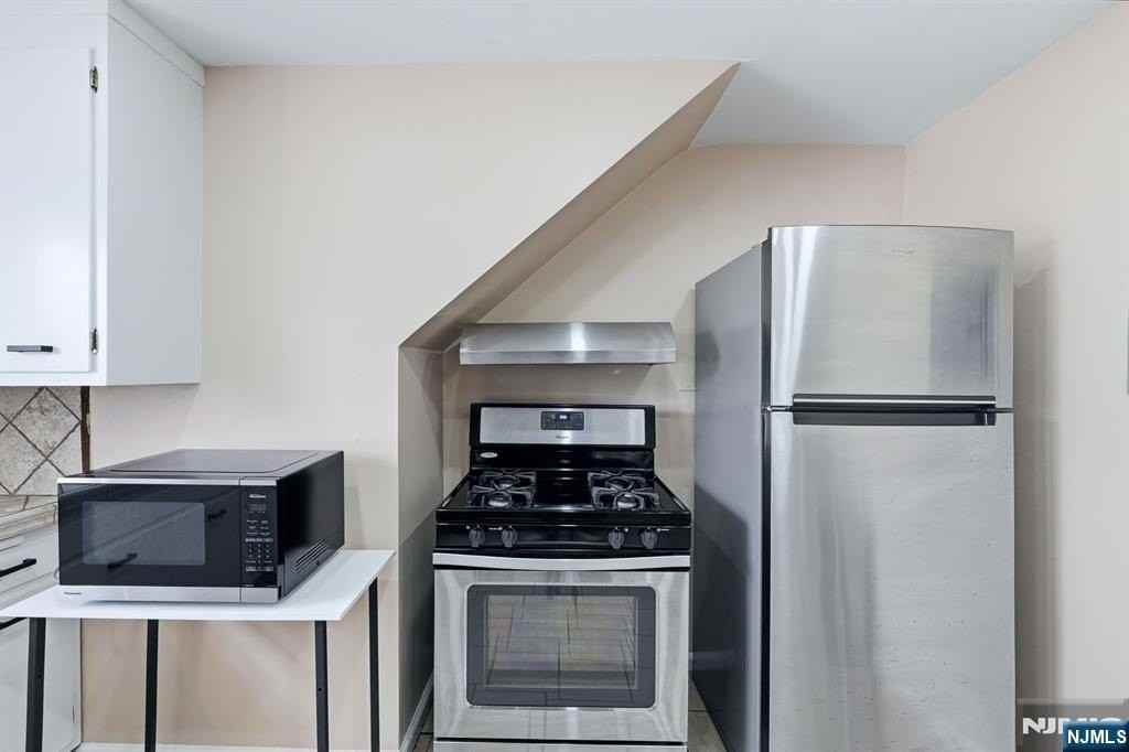144 Kent St - Photo 5 of 13