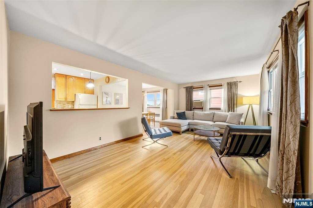 639 6th St - Photo 3 of 23