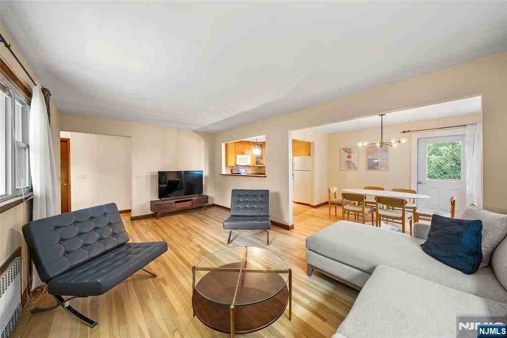 639 6th St - Photo 4 of 23