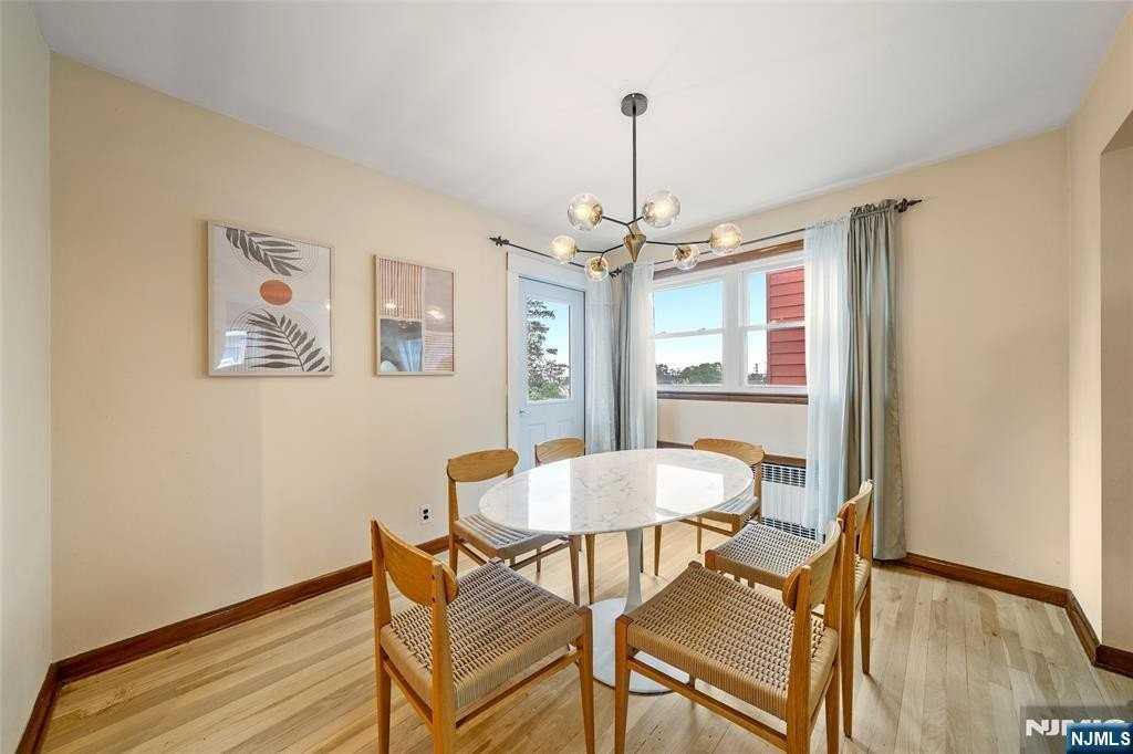 639 6th St - Photo 5 of 23