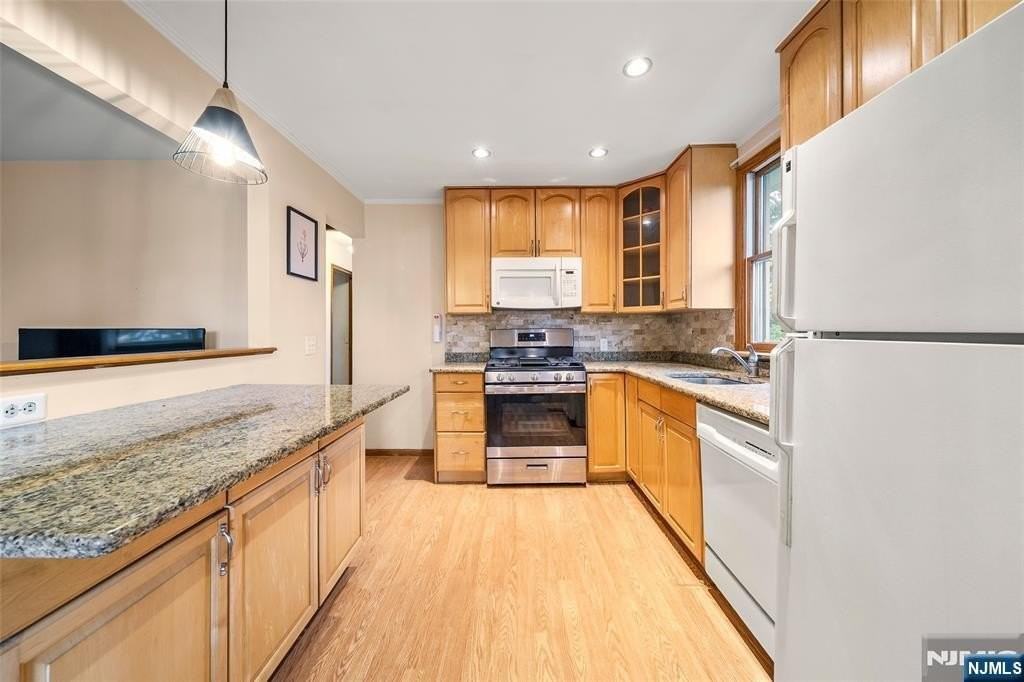 639 6th St - Photo 7 of 23