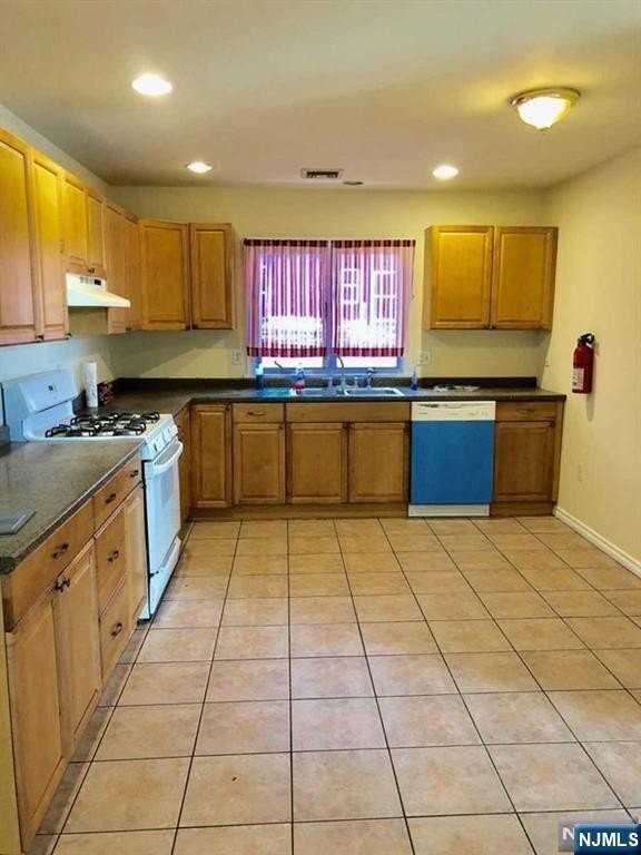147 Westminster Pl #2 - Photo 3 of 6