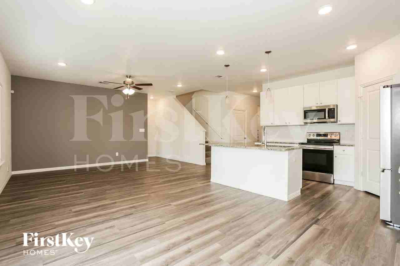 7352 Parkside Place Dr - Photo 2 of 20