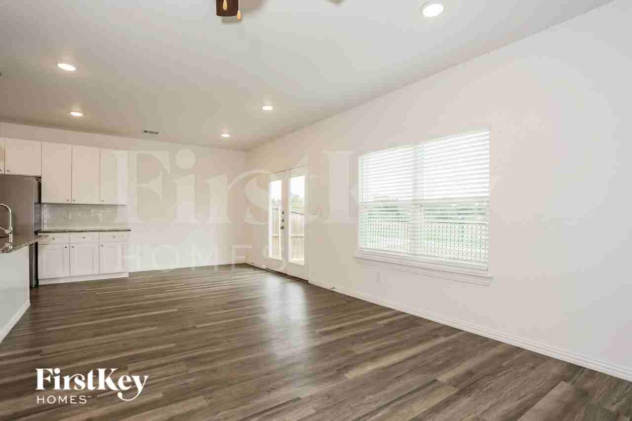 7352 Parkside Place Dr - Photo 4 of 20