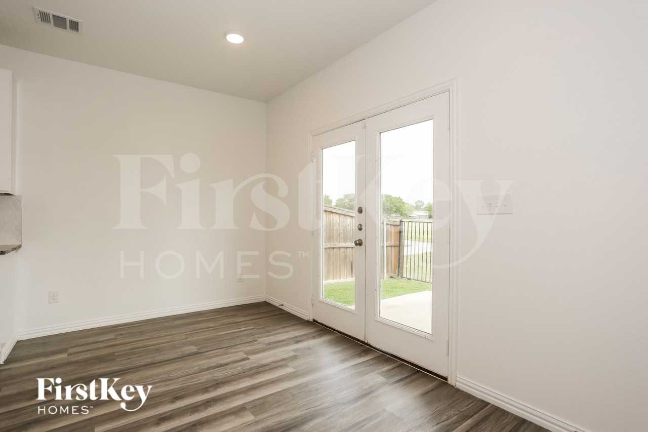 7352 Parkside Place Dr - Photo 5 of 20