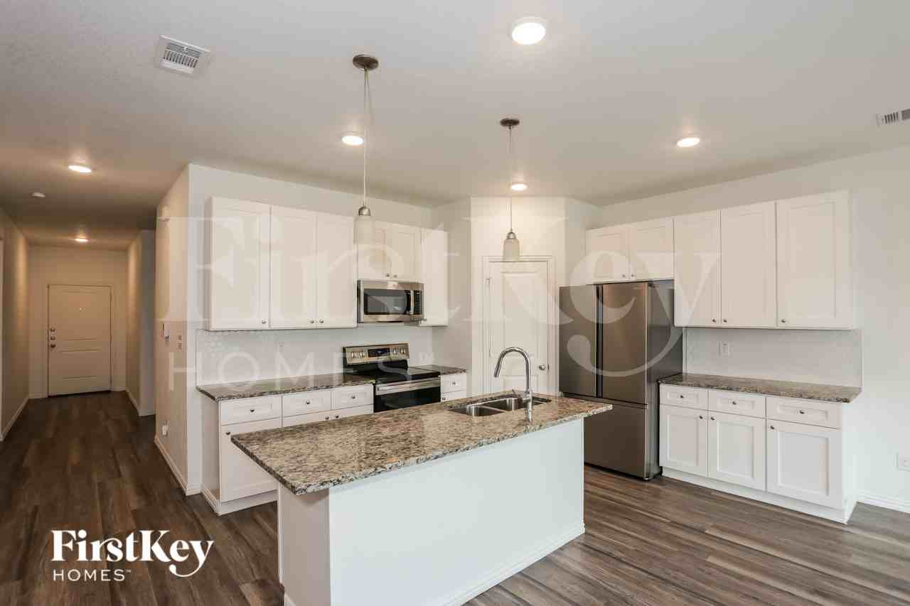 7352 Parkside Place Dr - Photo 7 of 20