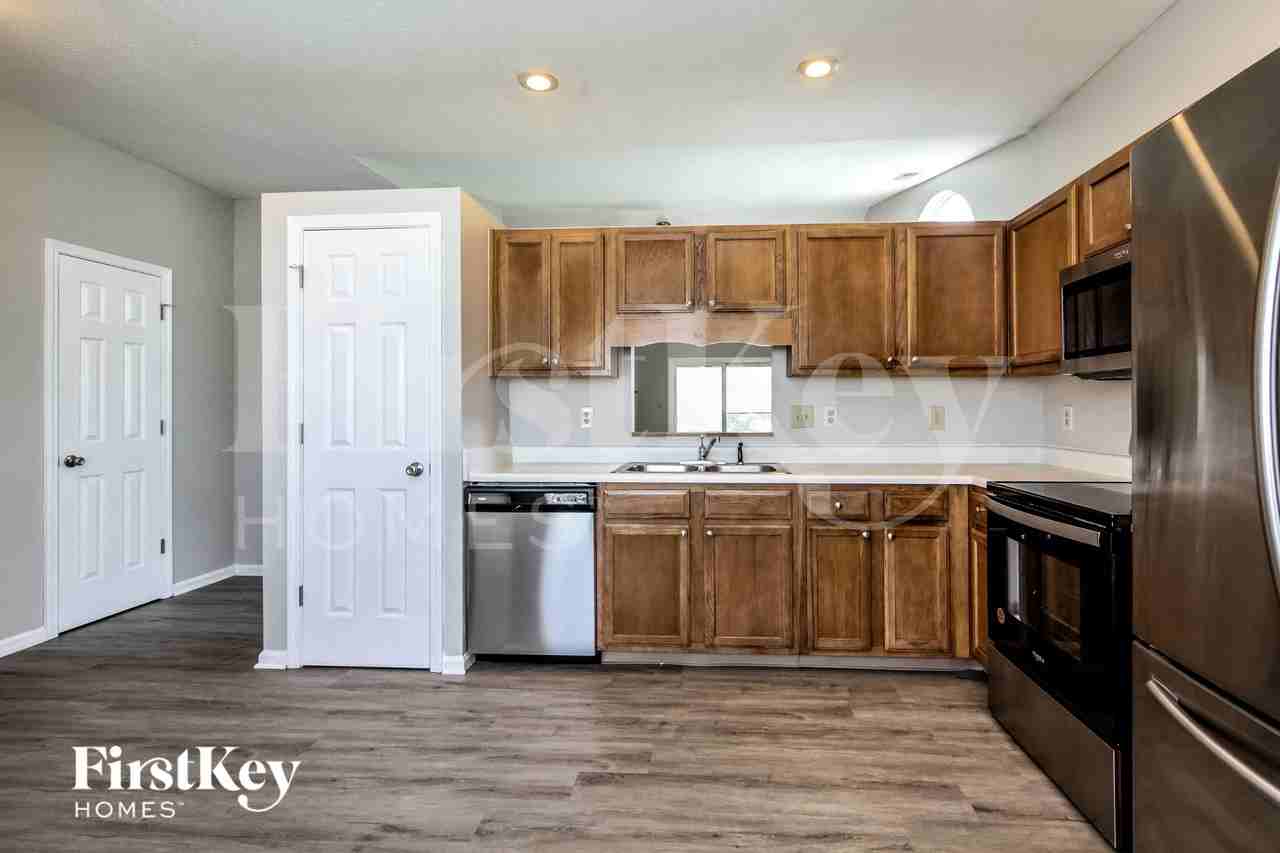 6747 Long Run Dr - Photo 5 of 15