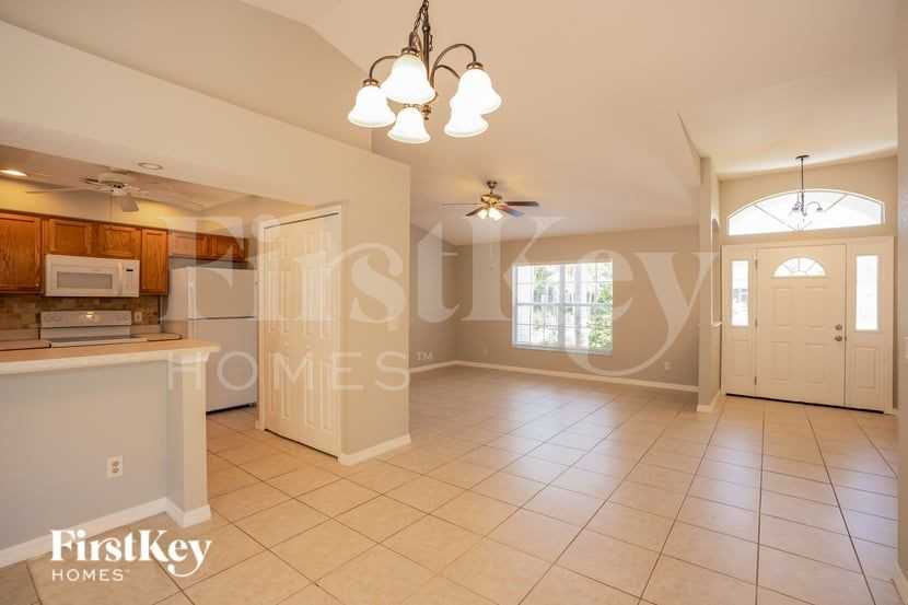 2275 Vedado St - Photo 4 of 16