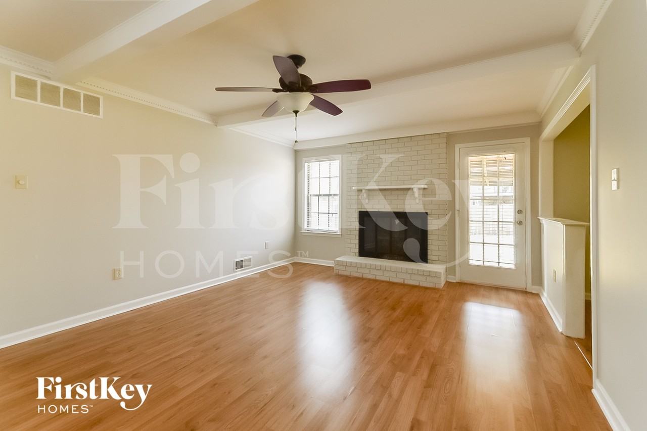 7357 Doncaster Ln - Photo 3 of 15