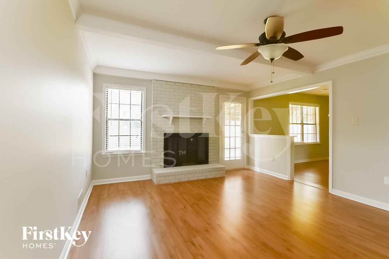 7357 Doncaster Ln - Photo 4 of 15