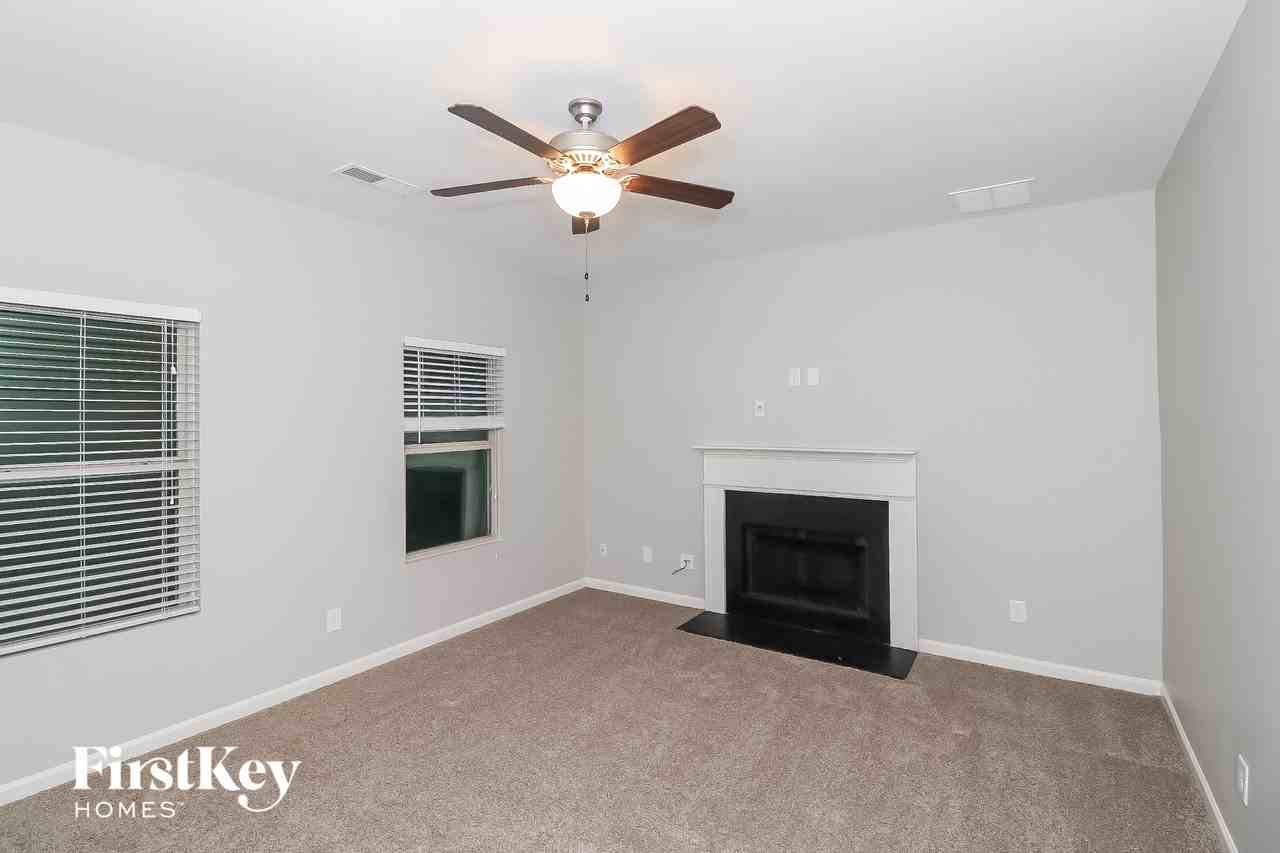 555 Westridge Cir - Photo 2 of 15
