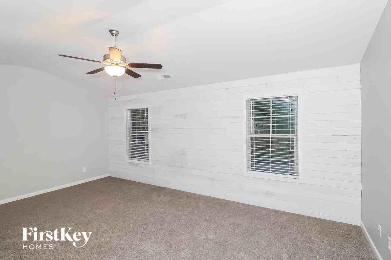555 Westridge Cir - Photo 3 of 15