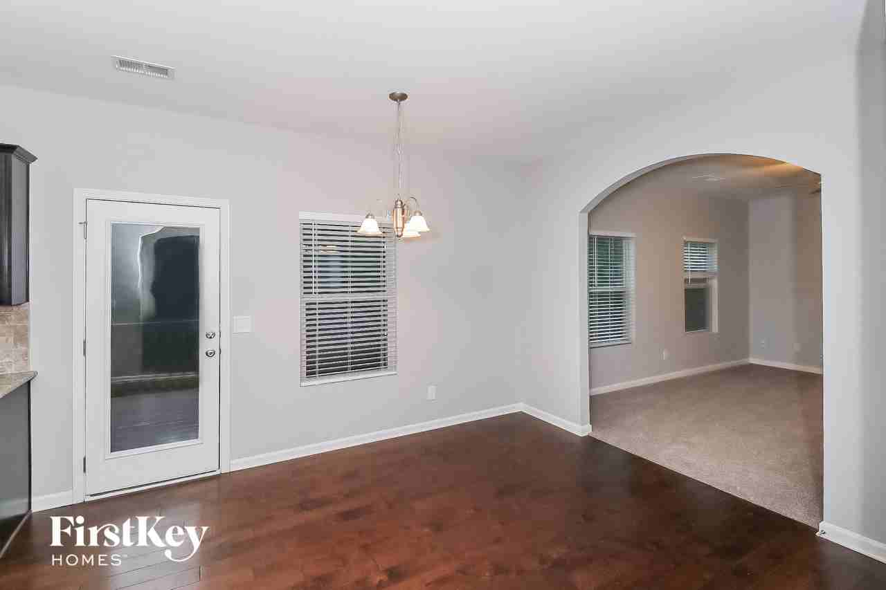555 Westridge Cir - Photo 4 of 15