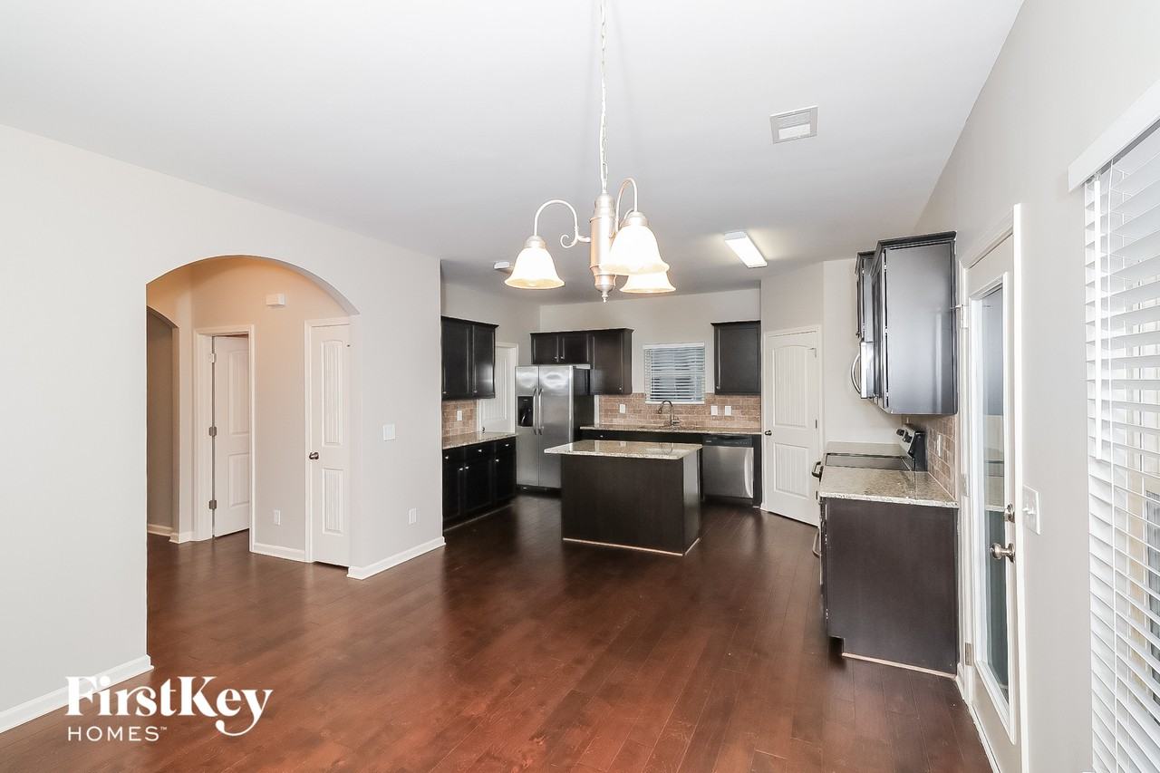 555 Westridge Cir - Photo 6 of 15