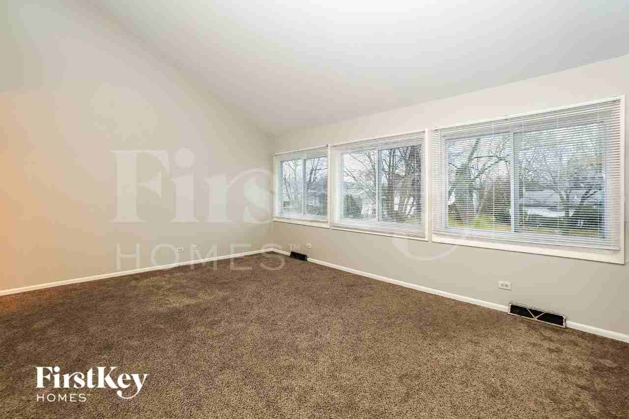 3317 Fountainbleau Dr - Photo 2 of 16