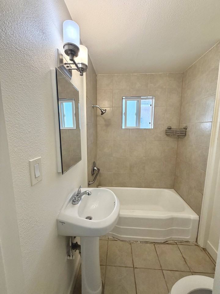 180 S 2nd Ave #A - Photo 3 of 6